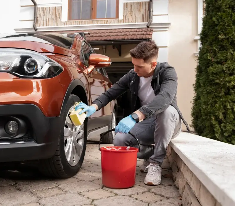 Lavage auto à domicile Lorcy : professionnel intervenant sur un véhicule